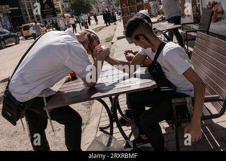 Uman, Ucraina. 12 settembre 2023. I ragazzi ebrei gareggiano in una partita di braccio di wrestling per strada a Uman durante il pellegrinaggio annuale alla tomba di Rabbi Nachman, per celebrare Rosh Hashanah. (Immagine di credito: © Svet Jacqueline/ZUMA Press Wire) SOLO USO EDITORIALE! Non per USO commerciale! Foto Stock