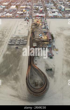 Grandi montagne russe in legno presso il lungomare di Wildwood, New Jersey al tramonto. Foto Stock