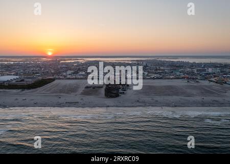 Grandi montagne russe in legno presso il lungomare di Wildwood, New Jersey al tramonto. Foto Stock