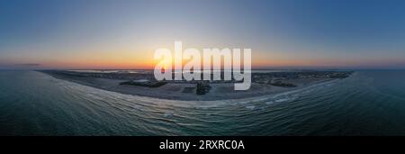 Grandi montagne russe in legno presso il lungomare di Wildwood, New Jersey al tramonto. Foto Stock