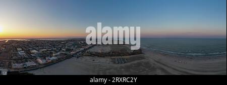 Grandi montagne russe in legno presso il lungomare di Wildwood, New Jersey al tramonto. Foto Stock