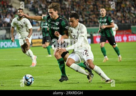 Muenster, Germania. 26 settembre 2023. Thomas Kok (L, davanti) di Preussen Muenster vies con Jamal Musiala del Bayern Monaco durante la partita di calcio della Coppa di Germania tra Preussen Muenster e Bayern Monaco a Muenster, Germania, 26 settembre 2023. Crediti: Ulrich Hufnagel/Xinhua/Alamy Live News Foto Stock