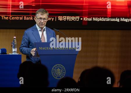 (230927) -- BUDAPEST, 27 settembre 2023 (Xinhua) -- Gyorgy Matolcsy, governatore della Banca nazionale ungherese (MNB), tiene un seminario in occasione del decimo anniversario della Belt and Road Initiative (BRI), a Budapest, in Ungheria, il 25 settembre 2023. La BRI proposta dalla Cina è stata un "chiaro successo” negli ultimi dieci anni, ha affermato Gyorgy Matolcsy. Il BRI ha fornito opportunità per lo sviluppo delle infrastrutture in molti paesi e ha anche dato contributi significativi allo sviluppo dei legami economici e finanziari globali, ha affermato qui lunedì in un seminario che segna il decimo anniversario del BRI co-- Foto Stock