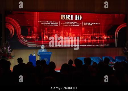 (230927) -- BUDAPEST, 27 settembre 2023 (Xinhua) -- l'ambasciatore cinese in Ungheria Gong Tao tiene un seminario in occasione del decimo anniversario della Belt and Road Initiative (BRI), a Budapest, in Ungheria, il 25 settembre 2023. La BRI proposta dalla Cina è stata un "chiaro successo" nell'ultimo decennio, ha dichiarato Gyorgy Matolcsy, governatore della Banca nazionale d'Ungheria (MNB). La BRI ha fornito opportunità di sviluppo delle infrastrutture in molti paesi e ha anche dato un contributo significativo allo sviluppo dei legami economici e finanziari globali, ha affermato lunedì in questa sede in un seminario che segna i 10 anni Foto Stock