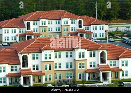 Vista dall'alto dei nuovi appartamenti nell'area suburbana della Florida. Alloggi familiari in un quartiere tranquillo. Sviluppo immobiliare nei sobborghi americani Foto Stock