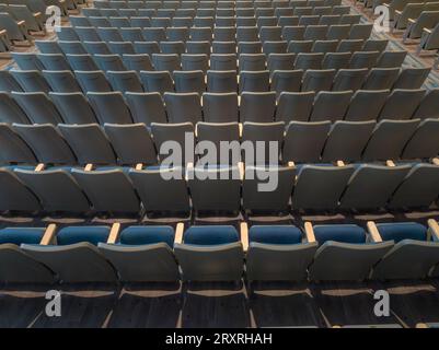 Vista dall'alto del teatro grigio e blu vuoto, posti a sedere nell'auditorium, sedie. Foto Stock