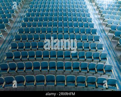 Vista dall'alto del teatro grigio e blu vuoto, posti a sedere nell'auditorium, sedie. Foto Stock