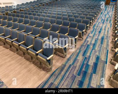 Vista dall'alto del teatro grigio e blu vuoto, posti a sedere nell'auditorium, sedie. Foto Stock