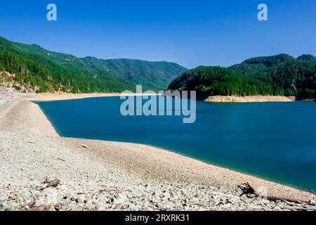 Bassi livelli d'acqua in un bacino idrico dell'Oregon Foto Stock