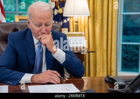 7 giugno 2023 - Washington, Distretto di Columbia, USA - il presidente Joe Biden parla al telefono con il primo ministro canadese Justin Trudeau nell'ufficio ovale della Casa Bianca, mercoledì 7 giugno 2023, per parlare degli incendi selvatici canadesi e delle zone di fumo che ricoprono gli Stati Uniti (immagine di credito: © Adam Schultz/Casa Bianca/ZUMA Press Wire) SOLO USO EDITORIALE! Non per USO commerciale! Foto Stock