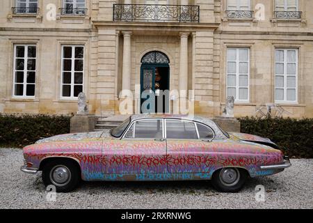 Bordeaux , Francia - 09 22 2023 : Jaguar 420 auto design vernice classica retro vintage gran bretagna auto Foto Stock