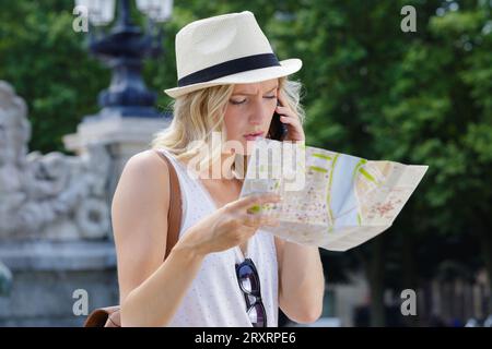donna che naviga con l'applicazione mappa del telefono cellulare Foto Stock