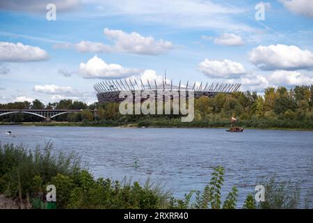 Blick über den Fluß Weichsel auf das Stadion PGE Narodowy a Warschau./Vista sul fiume Vistola fino allo stadio PGE Narodowy di Varsavia. Snapshot-Photography/K.M.Krause *** Vista attraverso il fiume Vistola fino allo stadio PGE Narodowy di Varsavia foto istantanea K M Krause Credit: Imago/Alamy Live News Foto Stock
