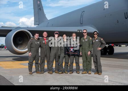 Equipaggio assegnato al 63rd Air Refueling Squadron al Raymond James Stadium, Tampa, Florida, 26 settembre 2023. Foto di Zachary Foster Foto Stock