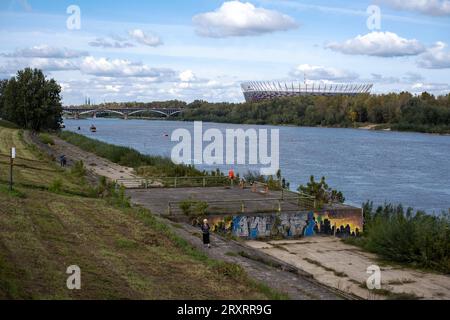 Blick über den Fluß Weichsel auf das Stadion PGE Narodowy a Warschau./Vista sul fiume Vistola fino allo stadio PGE Narodowy di Varsavia. Snapshot-Photography/K.M.Krause *** Vista attraverso il fiume Vistola fino allo stadio PGE Narodowy di Varsavia foto istantanea K M Krause Credit: Imago/Alamy Live News Foto Stock