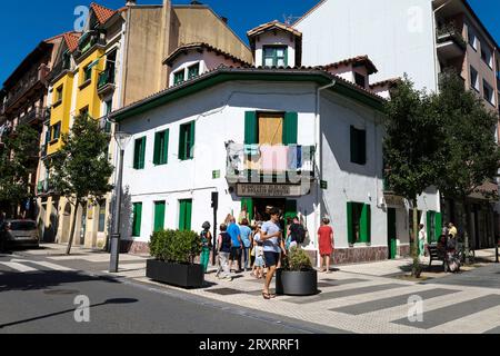 Hondarribia, Gipuzkoa, Spagna - 12 agosto 2023: Negozio di souvenir nel centro di Hondarribia, un piccolo villaggio di pescatori nella provincia di Gipuzkoa. Tradizionale A. Foto Stock