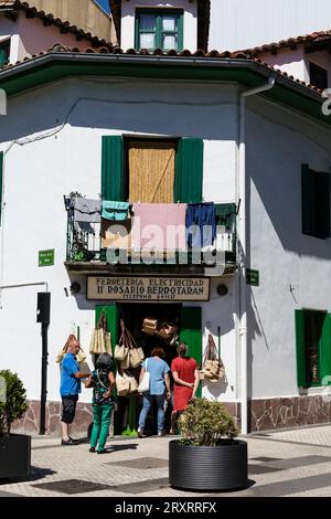 Hondarribia, Gipuzkoa, Spagna - 12 agosto 2023: Negozio di souvenir nel centro di Hondarribia, un piccolo villaggio di pescatori nella provincia di Gipuzkoa. Tradizionale A. Foto Stock