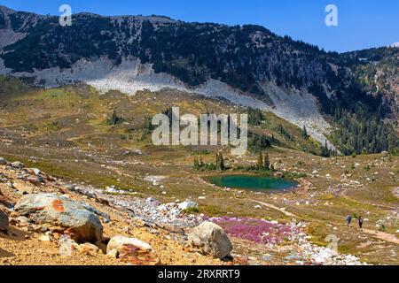 Escursioni a piedi verso il lago Symphony lungo l'High Note Trail sul monte Whistler Foto Stock