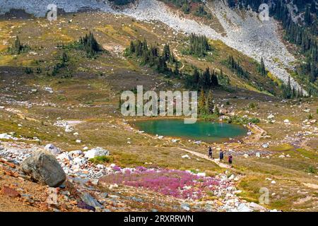 Escursioni a piedi verso il lago Symphony lungo l'High Note Trail sul monte Whistler Foto Stock