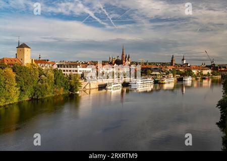 Ausflugsboote am Mainkai, der Main und die Altstadt von Würzburg, Bayern, Deutschland | escursioni in barca sul fiume meno e nella città vecchia di Wuerzb Foto Stock