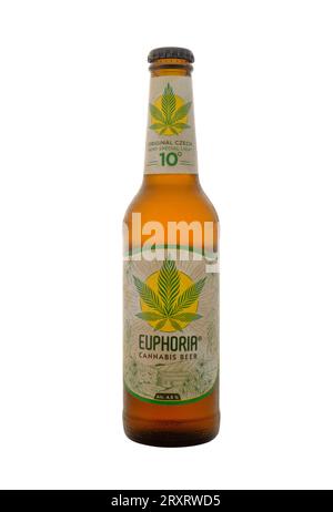 bottiglia di birra lager dal sapore ceco di cannabis euforia tagliata su sfondo bianco Foto Stock