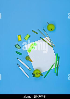 Materiale per la pittura in tutto il laboratorio di studio d'arte. Forniture artistiche in un laboratorio con spazio per la copia. Vista superiore con spazio di copia. Foto Stock