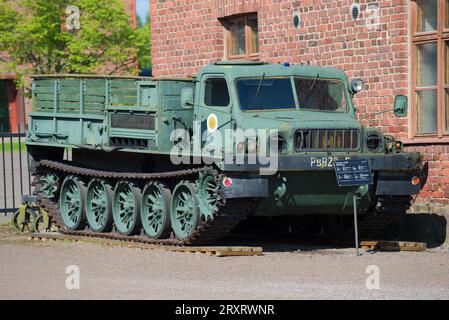 HAMENENLINA, FINLANDIA - 10 GIUGNO 2017: Trattore caterpillar ATS-59 dell'artiglieria sovietica nel museo dell'artiglieria di Hameenlina Foto Stock