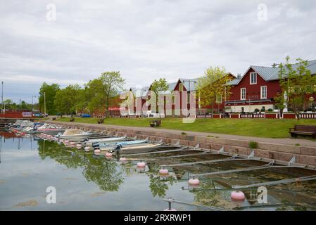 HANKO, FINLANDIA - 11 GIUGNO 2017: Nuvoloso mattino di giugno nel vecchio porto Foto Stock