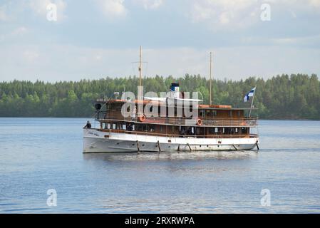 SAVONLINNA, FINLANDIA - 17 GIUGNO 2017: Una vecchia nave a vapore "Paul Wahl" in una passeggiata lungo il lago Pihlajavesi Pihlajavesi Foto Stock