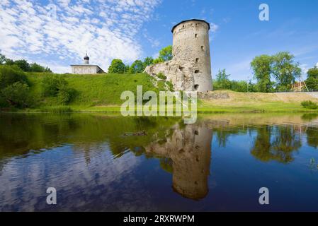 Torre Gremyachaya sul fiume Pskova in una soleggiata giornata estiva. Pskov, Russia Foto Stock