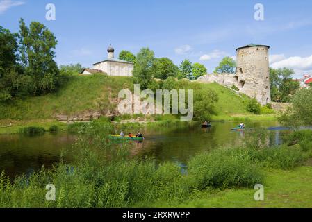 PSKOV, RUSSIA - 10 GIUGNO 2018: Soleggiata giornata di giugno sul fiume Pskova Foto Stock