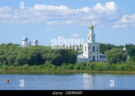 Vista sul campanile di St Monastero di George in un soleggiato giorno di giugno. Veliky Novgorod, Russia Foto Stock