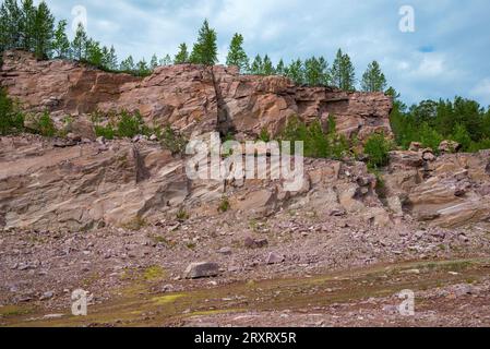 In una cava abbandonata per l'estrazione della quarzite di lamponi. Carelia, Russia Foto Stock