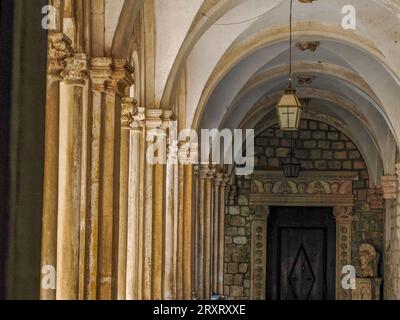 Cortile e chiostri del monastero francescano nella città vecchia di Dubrovnik, in Croazia Foto Stock