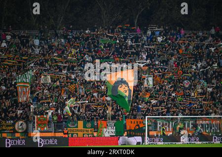 Tifosi del Venezia F.C. durante la partita di calcio di serie BKT Venezia F.C. vs Palermo F.C. presso lo Stadio Pier Luigi Penzo, Venezia, Italia, 26 settembre 2023 Foto Stock