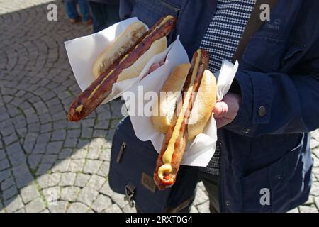 Bratwurst bei einem Volksfest a Wernigerode im Bundesland Sachsen-Anhalt Bratwurst *** Bratwurst ad un festival popolare a Wernigerode nello stato della Sassonia Anhalt Bratwurst Foto Stock