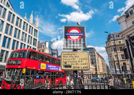 Entrata della metropolitana all'angolo tra Queen Victoria e Cannon Street. Londra, Inghilterra Foto Stock