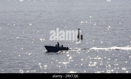 Andare in barca al sole al largo dell'isola mediterranea di Gozo. Foto Stock