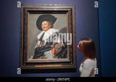 Londra Regno Unito. 27 settembre 2023. Il Cavalier ridendo, 1624. La mostra Credit Suisse inaugurata alla National Gallery è la prima mostra monografica su larga scala dedicata al ritrattista olandese del XVII secolo per una generazione. La mostra si svolge presso la National Gallery dal 30 settembre al 21 gennaio Credit amer ghazzal/Alamy Live News Foto Stock