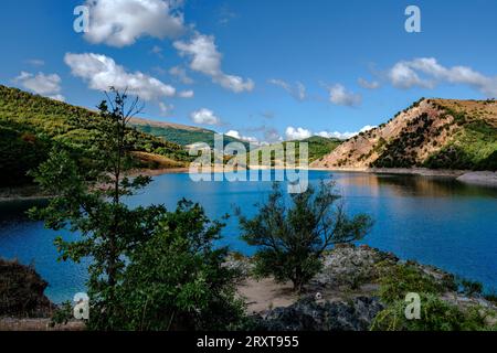 Vista sul lago di Fiastra nelle Marche, Italia Foto Stock