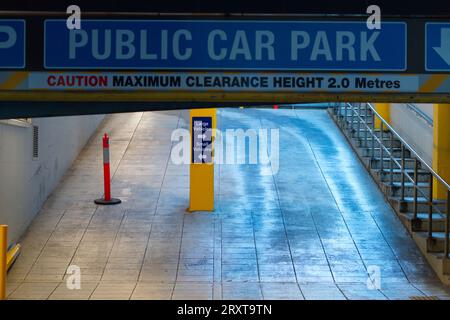 Punto di accesso al parcheggio pubblico con segnaletica di altezza massima e strada, Melbourne City, Australia. Foto Stock