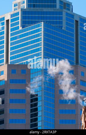 Vista astratta del moderno edificio di uffici in vetro con finestre in vetro blu nella città di Melbourne, Australia. Foto Stock