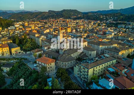 Vista aerea della città medievale di Ascoli Piceno, il centro storico è costruito quasi interamente in travertino. Ascoli Piceno, regione Marche, Italia Foto Stock