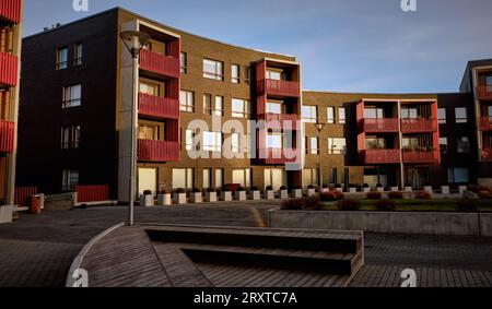 Moderno edificio residenziale in stile europeo complesso di condomini immobiliari. Una vera casa a Tallinn, in Estonia. Cortile Foto Stock