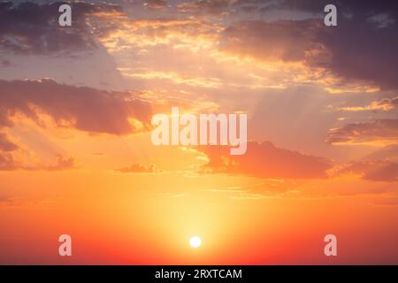 Cloudscape e drammatici orange sky, sunset shot Foto Stock