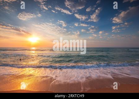Splendida alba tropicale sull'orizzonte del mare e sulla spiaggia Foto Stock