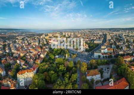 Vista aerea sopra il centro di Varna, Bulgaria. Paesaggio urbano, teatro drammatico, cattedrale dell'assunzione e centro città Foto Stock