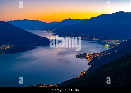 Lago di Como, fotografato da Gera Lario, la sera. Vista sulle città e sulle montagne del lago superiore. Foto Stock
