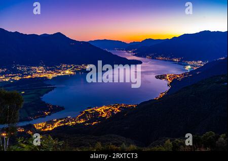 Lago di Como, fotografato da Gera Lario, la sera. Vista sulle città e sulle montagne del lago superiore. Foto Stock