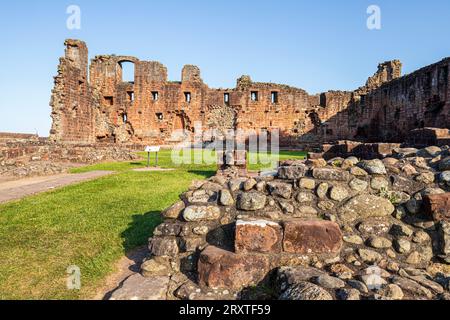 Luce notturna sul castello di Penrith, costruito alla fine del XIV secolo a Penrith, Cumbria, Inghilterra, Regno Unito Foto Stock